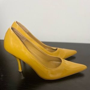 Mustard yellow pointed high heel pumps